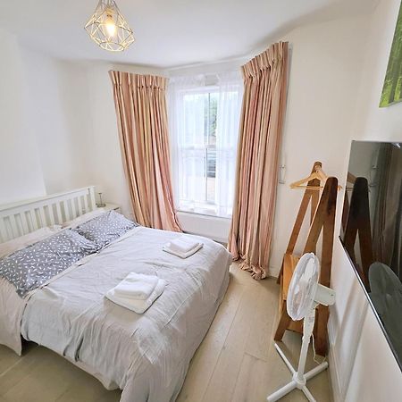 Two Bedroom Flat With Private Patio In Battersea Londra Exterior foto