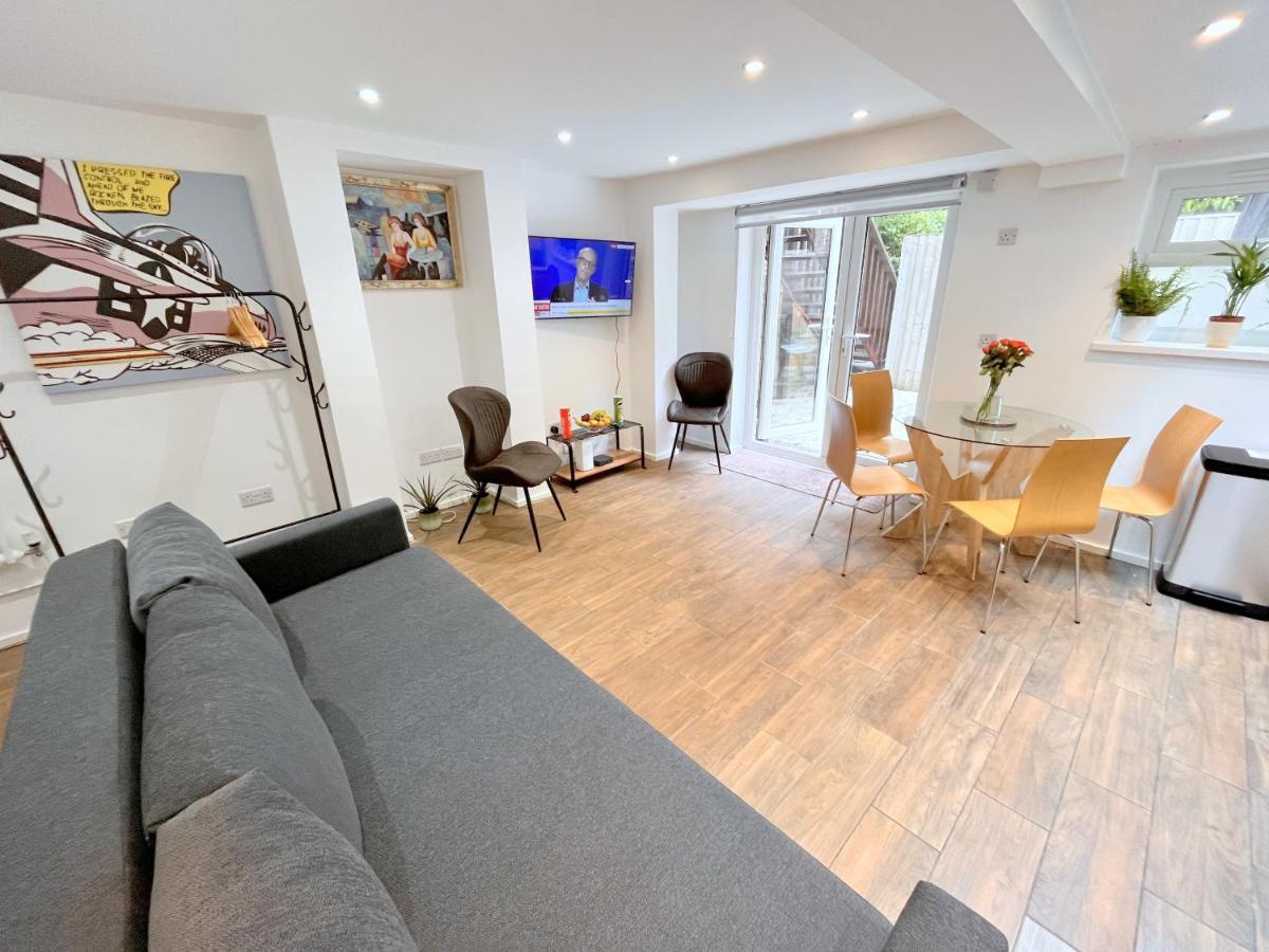 Two Bedroom Flat With Private Patio In Battersea Londra Exterior foto