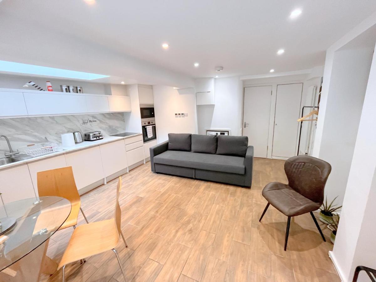 Two Bedroom Flat With Private Patio In Battersea Londra Exterior foto