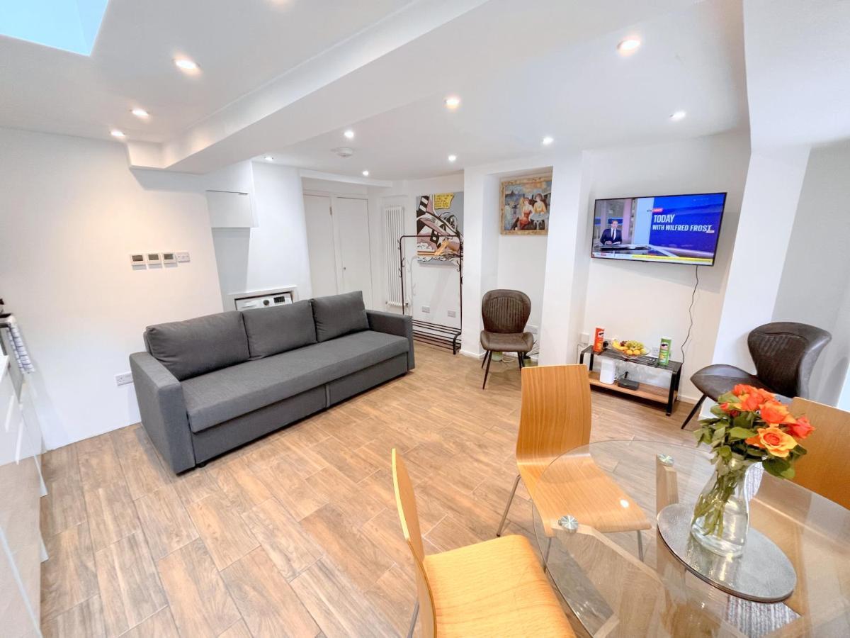 Two Bedroom Flat With Private Patio In Battersea Londra Exterior foto
