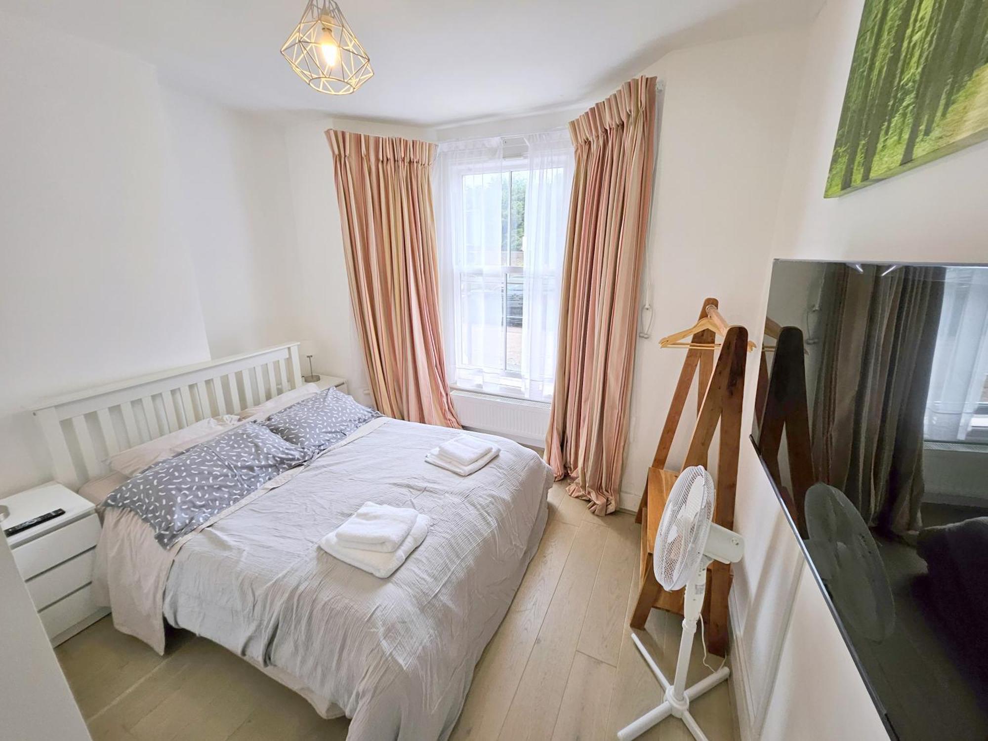 Two Bedroom Flat With Private Patio In Battersea Londra Exterior foto